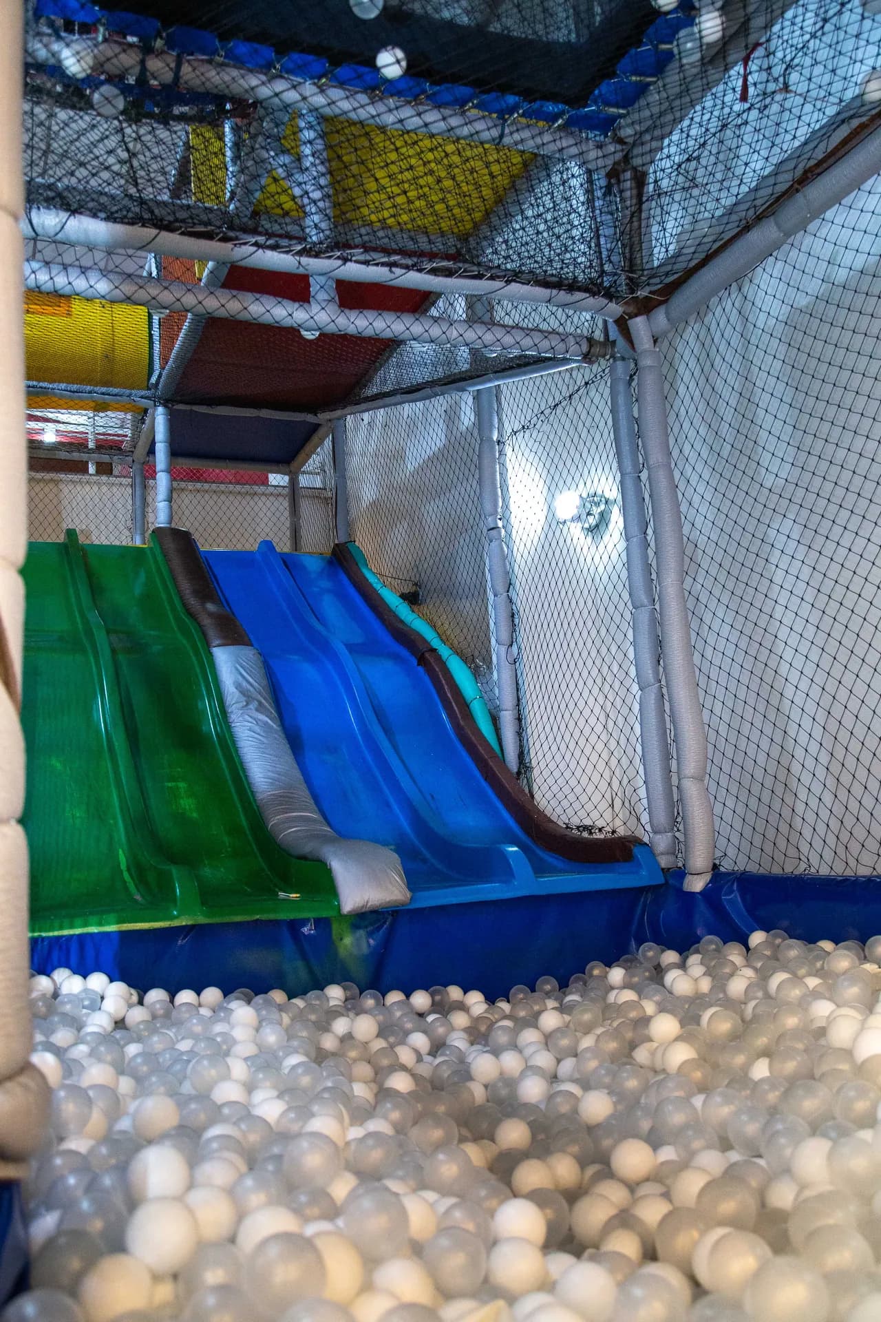 Escorregadores com piscina de bolinhas